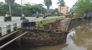 Trotoar Tepian Sungai Singkawang Ambruk