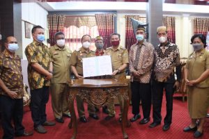 Wabup Sanggau Salurkan Satu Unit Dump Truck Kepada Camat Tayan Hulu