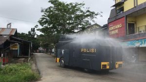 Kota Sekadau Disemprot Disinfektan, Masyarakat Diajak Patuhi Prokes