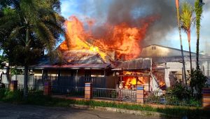 Rumah Warga di Komplek Pasar Plamboyan Sekadau Terbakar