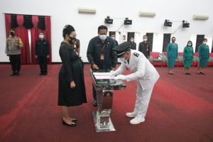 Lantik Kades Ansang, Bupati Landak Minta Bekerja Sesuai Visi dan Misi