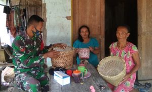 Tingkatkan Kemanunggalan TNI-Rakyat, Babinsa Air Besar Sambangi Pengrajin Rotan