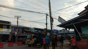Tiang Listrik Timpah Ruko di Liwa