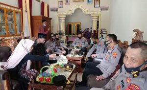 Keluarga Briptu Fauzi Terima Kunjungan Wakapolres Lampung Tengah HUT Bhayangkara ke-75