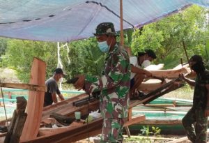 Anggota Zidam Bantu Warga Paloh Buat Perahu