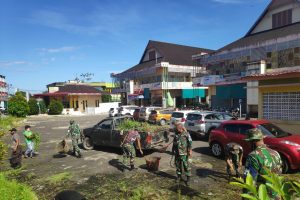 Peduli Kebersihan, Personel Denpom XII/1 Sintang Bersihkan Pasar Inpres