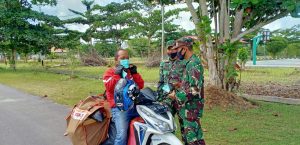 Cegah Covid-19, Anggota Denzibang 2/Plk Bagikan Masker di Katingan