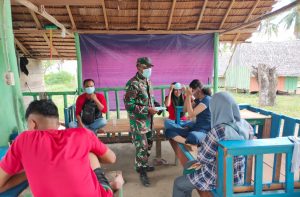 Personel Zidam XII/Tpr Bagikan Masker di Komplek Kosgoro Sungai Raya Dalam