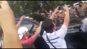 HUT Kabupaten Lampura ke-75 Berujung Ricuh, Mobil Bupati Dihadang Massa