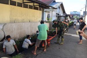 Semangat Kebersamaan, Personel Pomdam XII/Tpr dan Warga Bersihkan Saluran Air