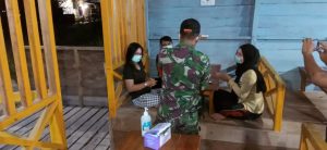 Babinsa Bagikan Masker Untuk Memutuskan Penularan Covid-19