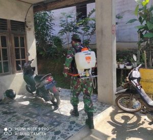 Babinsa dan Tim Gugus Tugas Satgas Covid-19 Penyemprotan Disinfektan di Rumah Warga