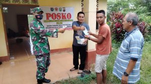 TNI Terus Sosialisasi 3 M dan Berikan Masker untuk Patuhi Prokes di Pos PPKM Mikro