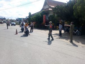 Koramil 1204-02/ Sekayam Razia Masker kepada pengendara Yang Dilaksanakan Oleh Aparat Gabungan Subsatgaster dan Satgas Covid-19