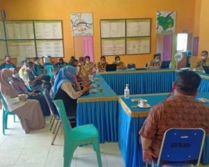 Babinsa dan Babinkamtibmas melaksanakan PAM pembagian BLT DD di Desa Engkade.