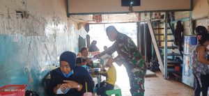 Anggota Zidam XII/Tpr Bagikan Masker di Bus dan Warung Tetap Gunakan Masker