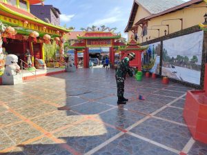 Peduli Kebersihan Subdenpom XII/1-2 Sanggau Bersihkan Kelenteng