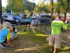 Peduli Objek Wisata Personel Pomdam Bantu Bersih Taman Alun Kapuas