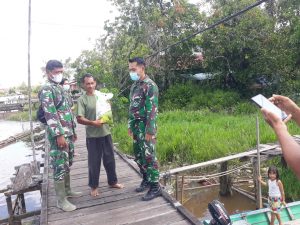Zidam XII/Tpr Berbagi di Desa Tanjung Mekar, Sambas