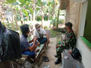 Anggota Denzibang 2/Palangkaraya Ciptakan Kenyamanan di Tengah Warga