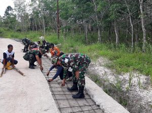 Manunggal dengan Rakyat, Personel Subdenpom XII/2-5 Buntok Bantu Pengecoran Bahu Jalan