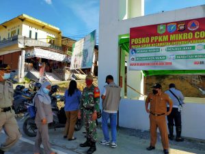 Koramil 1204-21/Entikong Mensosialisasikan 5M Protokol Kesehatan Kepada Masyarakat Di Pasar Entikong