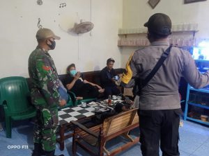 Babinsa dan Bhabinkamtibmas Imbau Warga agar Mematuhi Prokes di Wilayah Meliau