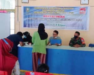 Babinsa dan Babinkamtibmas PAM Pembagian BLT DD di Desa Semangis Raya