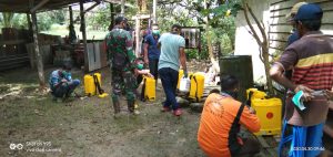 Babinsa dan Satgas Covid-19 Mukok Penyemprotan Disinfektan di Rumah Warga