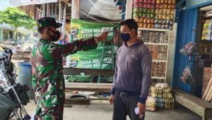 Koramil 16/ Sekadau Hulu Mensosialisasikan 3M dan Pembagian Masker di desa binaan