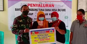Babinsa dan Babinkamtibmas melaksanakan PAM pembagian BLT DD di Desa Sungai Mawang.