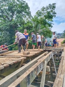 Perlancar Akses Transportasi, Babinsa Bersama Bhabinkamtibmas dan Warga Gotong Royong Perbaiki Jembatan