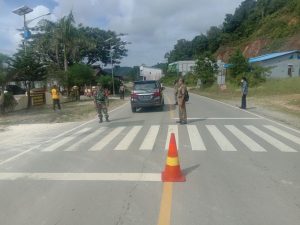 Koramil 1204-02/ Sekayam Laksanakan Penegakan Pendisiplinan Prokes Bagi Pengendara