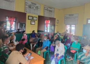 Babinsa dan Babinkamtibmas melaksanakan PAM pembagian BLT DD di Desa Kedukul