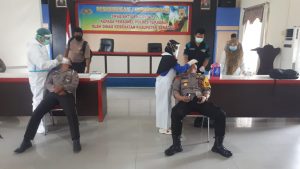 Cegah Penyebaran Covid-19, Personel Polres Sekadau Jalani Tes Swab Antigen