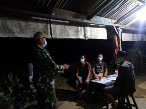 Terus Imbau Masyarakat Tentang Bahayanya Covid-19 Babinsa Koramil 17/Nanga Taman Tak Henti-heniti Lakukan sosialisasi