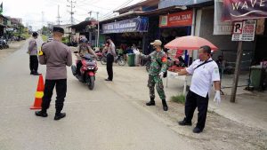 Koramil 1204-02/ Sekayam Pendisiplinan Protokol Kesehatan Kepada Pengendara Di Kecamatan Sekayam