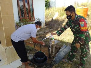 Babinsa Koramil 1204-22 /Belitang Sosialisasi  3 M dan Bagikan Masker
