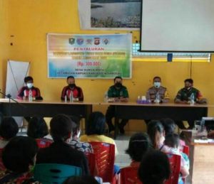 Babinsa dan Babinkamtibmas melaksanakan PAM pembagian BLT DD di Desa Sungai Batu