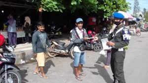 Subdenpom XII/2-1 Sampit Turun ke Jalan Bagikan Masker