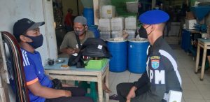 Personel Pomdam XII/Tpr Komsos dengan Pengunjung Pasar Mawar