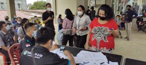 Cegah Covid-19, Warga Sekadau Antusias Ikuti Vaksinasi Massal