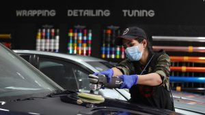 Perempuan Iran Menentang Stereotip Gender: Menjadi ‘Detailer’ dan Pemoles Mobil