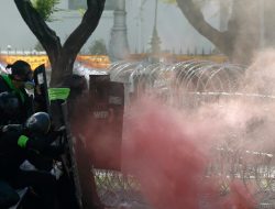 Polisi dan Demonstran di Thailand Bentrok