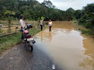 Debit Sungai Menyuke Mulai Naik, Banjir Genangi Jalan di Desa Songa, Landak