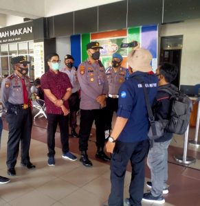 Perketat pengawasan Penumpang Pesawat,Polsek Bim Siagakan Personil