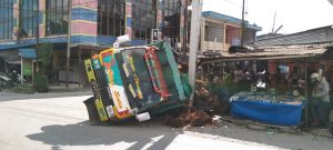 Truk Muatan Sawit Terjungkal di Persimpangan Jalan Tebas Raya