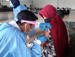 PMI dari Malaysia Diberi Vaksin di Lokasi Karantina