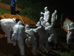 Polsek Meliau Berikan Pengaman Penguburan Janazah Covid-19