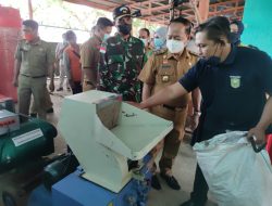 Wakil Bupati Sanggau Serahkan Mesin Pencacah Plastik kepada Bank Sampah